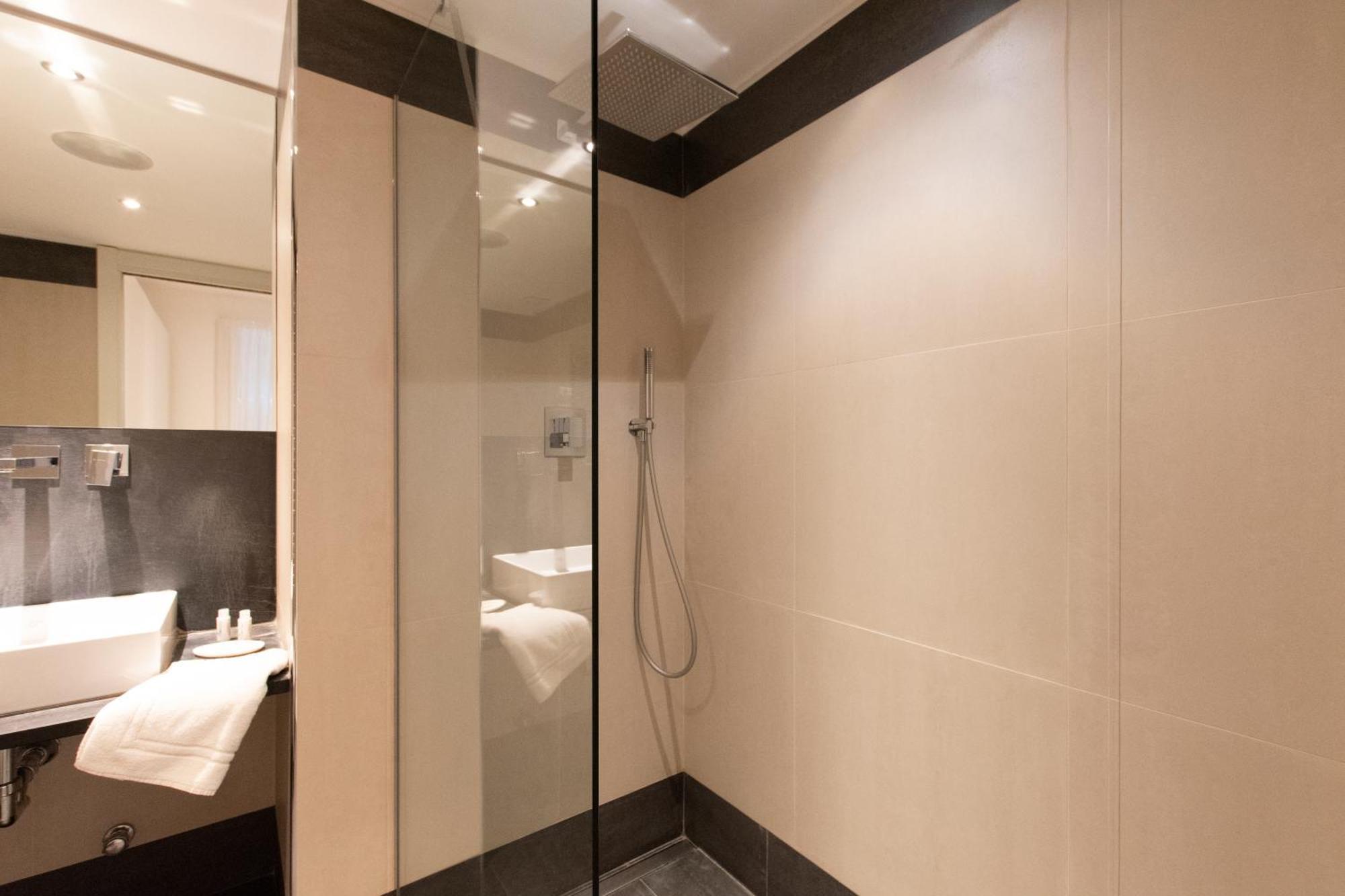 Luxury Apartment - Bramante 7 Milan Bagian luar foto